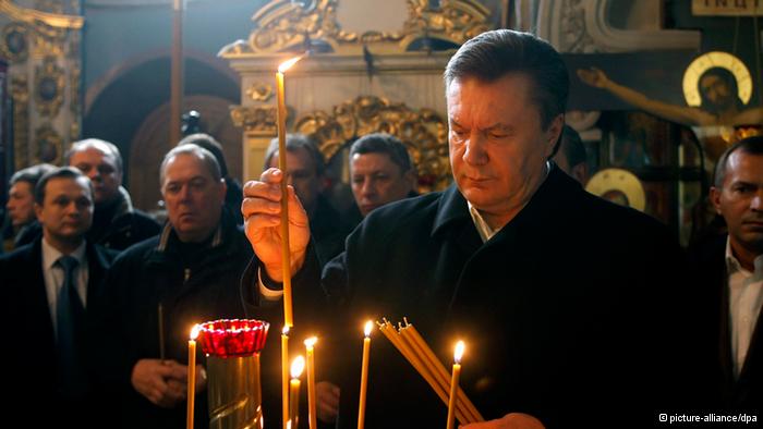 Навіщо українським політикам показова набожність?