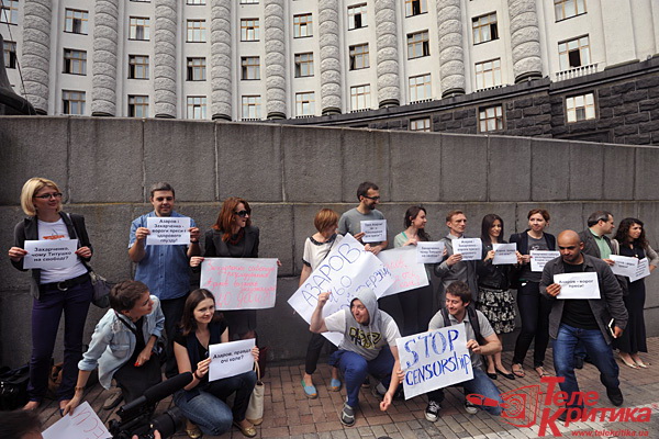 «Азаровська» акція журналістів очима телеканалів