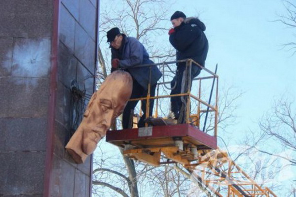 У Херсоні влада демонтувала пам’ятник більшовицькій газеті «Іскра»