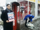 Активісти у Києві почали пікетувати місця роздачі газети «Вести»