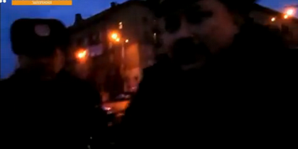 У Запоріжжі під час зйомки спроби повалення пам’ятника Леніну міліціонер вдарив журналіста «Громадського ТБ»