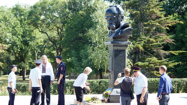 У Криму відпустили активістів, затриманих біля пам’ятника Тарасу Шевченку