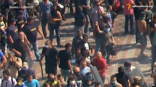 Журналісти «Радіо Свобода» зафіксували на відео того, хто кинув гранату під Радою (ФОТО)