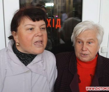 У Житомирі фанклуб кандидата у депутати Бобра заблокував вхід у телецентр і перешкоджав журналістам (ВІДЕО)