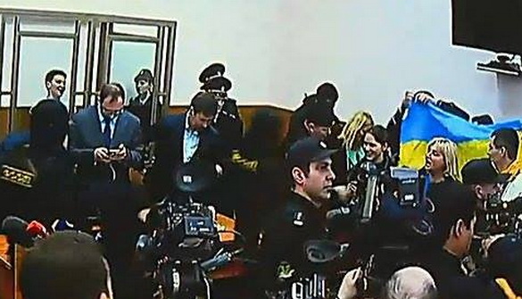 Пристави силою вивели прес-секретаря Порошенка із зали суду над Савченко – російські ЗМІ