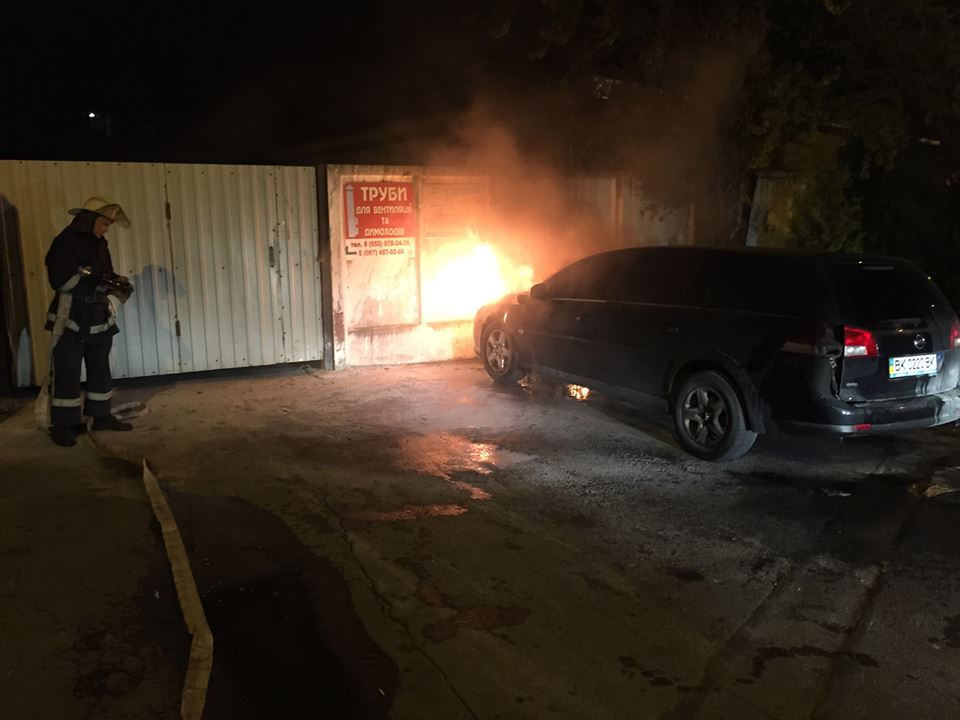 У  Рівному журналістові спалили автомобіль