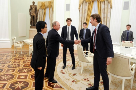 У Росії на прохання Кремля інформагентства видалили знімки зустрічі Путіна і британських студентів
