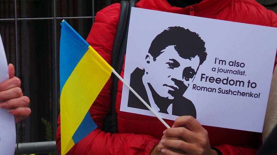 Журналісти пікетують посольство Росії та вимагають звільнення Сущенка