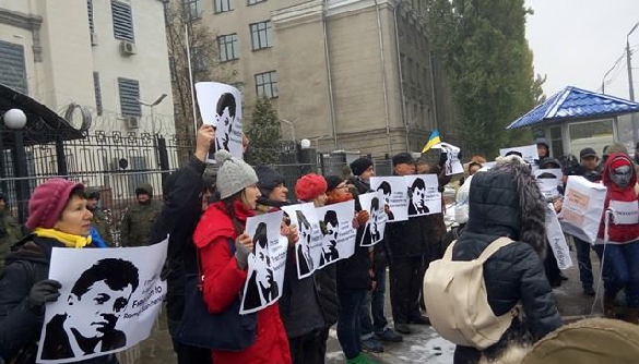 У Києві журналісти пікетували посольство РФ на підтримку Сущенка і Семени