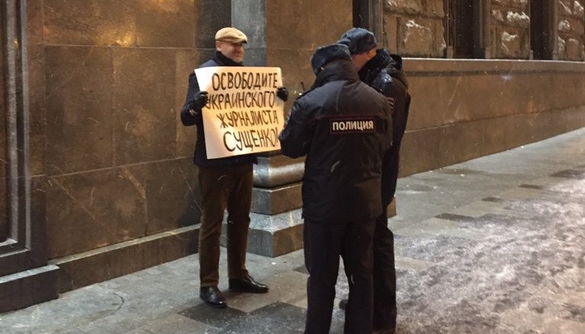 Марк Фейгін проводить пікет у Москві на підтримку Романа Сущенка