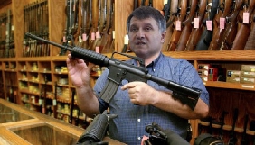 «Українські новини» вимагають від МВС надати списки тих, хто отримав зброю від Авакова