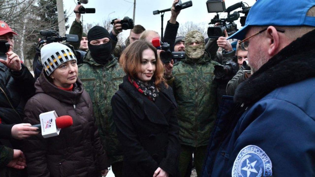 Бойовики передали Україні двох заручниць, серед яких - журналістка Ольга Сворак