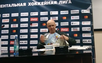 У Білорусі спортивний журналіст з'їв свою газету, виконавши обіцянку
