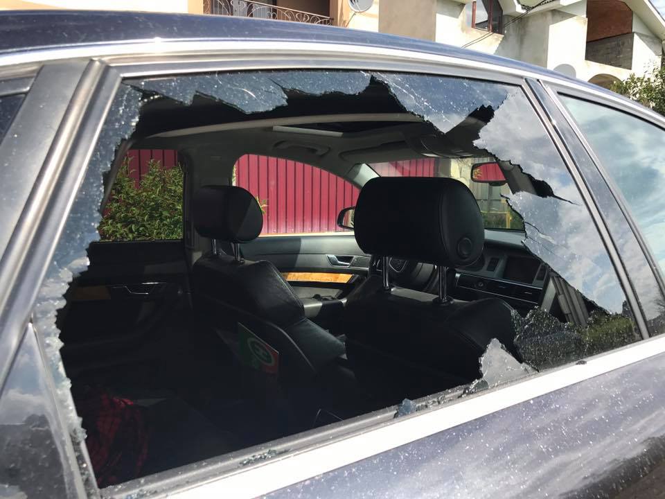 В Ужгороді журналісту Нового каналу пошкодили авто