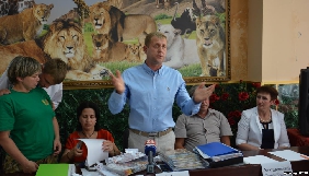 В окупованому Криму власник зоопарку намагається довести порушення стандартів в репортажі ДТРК «Крим 24»