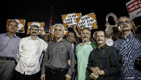 У Туреччині влада звільнила сімох журналістів газети Cumhuriyet