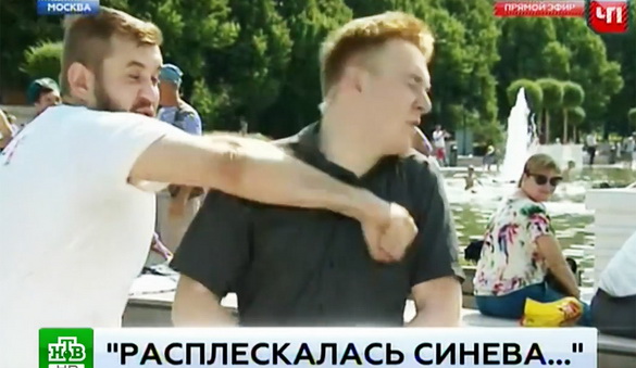 Журналіста російського  каналу НТВ у прямому ефірі побив нетверезий москвич