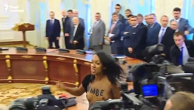Активістці Femen, що потрапила на зустріч Порошенка і Лукашенка за посвідченням журналіста, оголосили про підозру