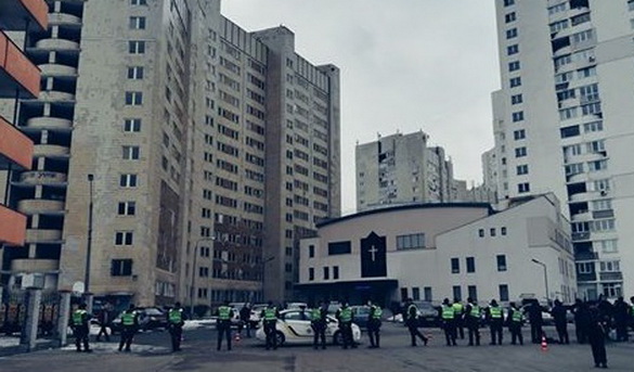 У поліції назвали «вимушеним» посилений огляд жінок-журналісток біля суду, де свідчив Порошенко