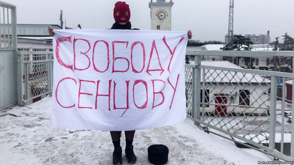 На вокзалі Сімферополя учасниця Pussy Riot Марія Альохіна влаштувала одиночний пікет на підтримку Сенцова