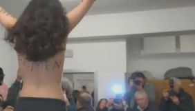 Femen влаштували акцію перед Берлусконі на виборчій дільниці