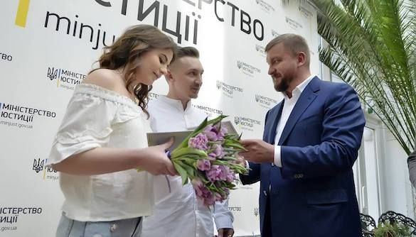 Министр юстиции лично поженил двух журналистов по ускоренной программе