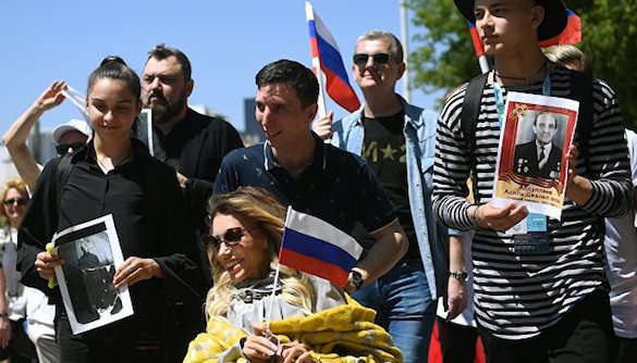Участница «Евровидения» от России возглавила в Лиссабоне акцию с советскими флагами и значками так называемых «ДНР» и «ЛНР»