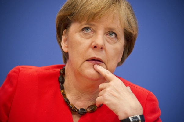 Меркель заявила, що планує обговорити з Порошенком затримання керівника «РИА Новости Украина»