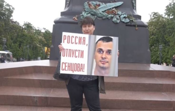 У Москві пройшла серія одиночних пікетів із закликом звільнити Олега Сенцова