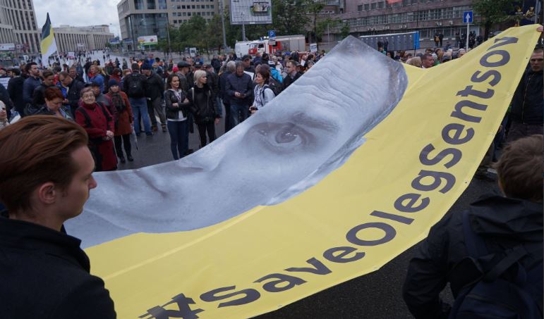 У Москві на мітингу проти репресій розгорнули прапор на підтримку Сенцова