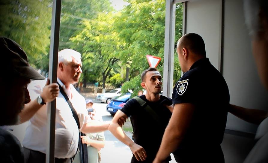 У Кропивницькому під час демонтажу МАФу журналісти потрапили в сутичку між активістами та поліцією (ФОТО)