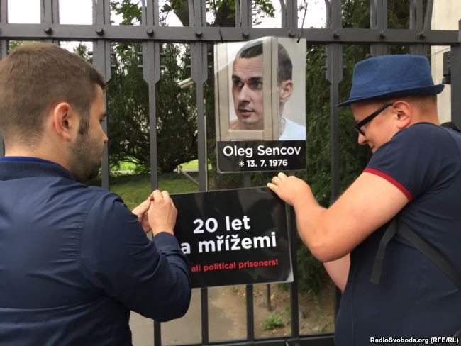 У Празі в День народження Сенцова активісти влаштували акцію під посольством РФ