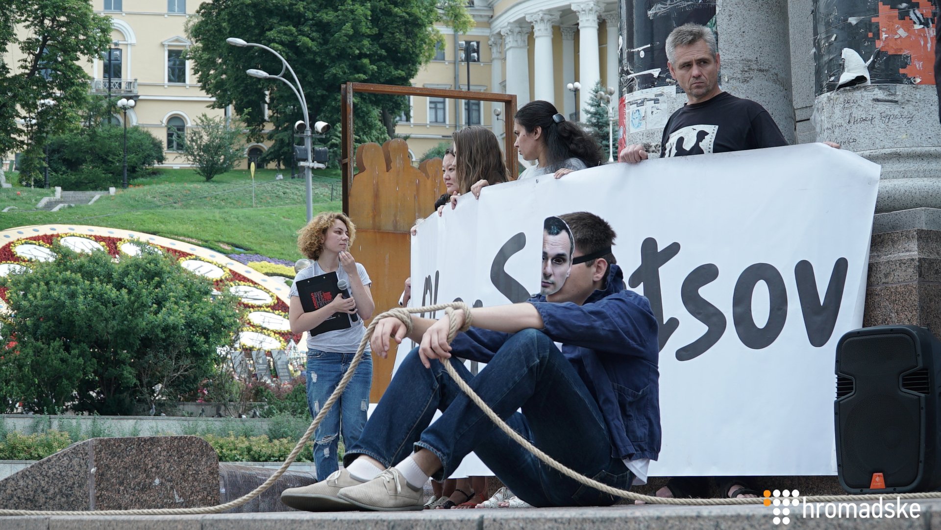 На Майдані активісти у масках Трампа, Путіна та Меркель провели перформанс на підтримку Сенцова