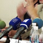 Кольорове оформлення мікрофонів дніпропетровських телеканалів  вражає вбивчою одноманітністю 