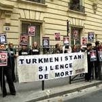 «Репортеры без границ» оккупировали туркменское посольство в Париже