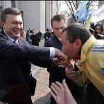 Янукович править бал?