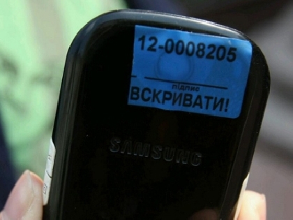 На суботнику у Арбузова журналістам заклеювали камери на мобільних телефонах