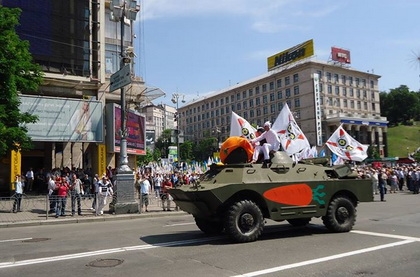 Міліція склала три адмінпротоколи щодо провокації з БТР, який орендував блогер Володимир Петров