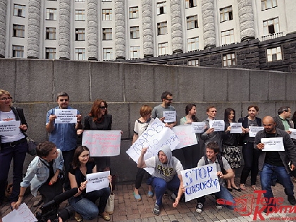 «Азаровська» акція журналістів очима телеканалів