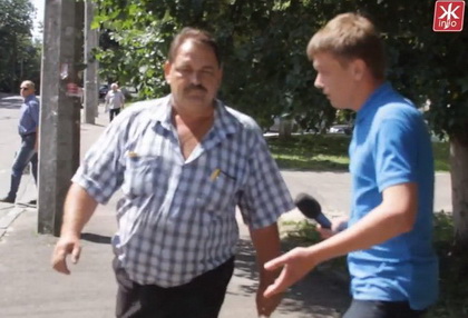 У Житомирі комунальник накинувся на журналістів, які знімали ремонт доріг (ВІДЕО)