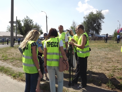 У Луганську присутнім на освяченні храму журналістам видали жилети (ВІДЕО)