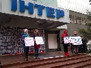 Громадські активісти пікетували «Інтер», протестуючи проти російського контенту каналу