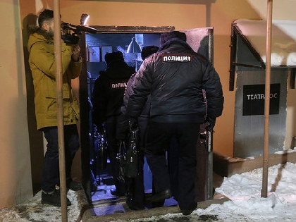 У Москві поліція зірвала показ фільму «Сильніше, ніж зброя» об’єднання «Вавилон’13» – театру загрожують санкції