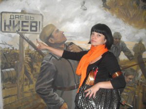 Українська блогерка Оксана Шкода, яка співпрацювала з терористами, готує «тітушок» у Москві