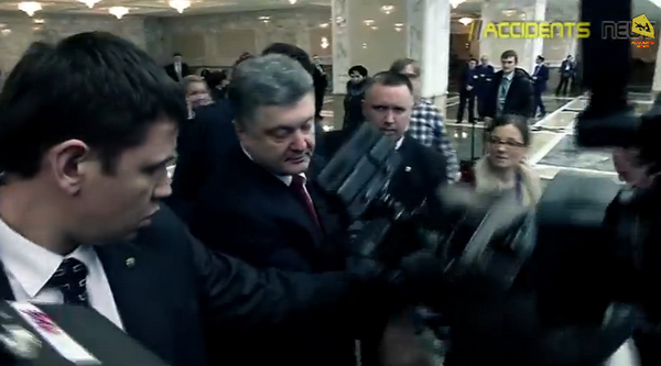 У Мінську Порошенко допоміг підійнятися оператору, якого збили з ніг (ВІДЕО)