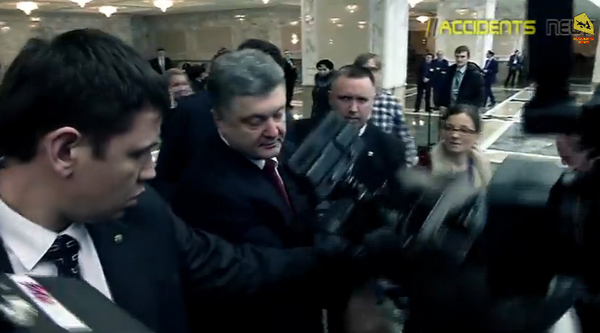 У Мінську Порошенко допоміг підійнятися оператору, якого збили з ніг (ВІДЕО)
