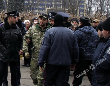 В Одесі на мітингу на Куликовому полі невідомий у камуфляжі вдарив місцевого журналіста