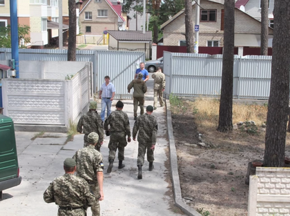 Особи у військовій формі виганяють з квартири в Ірпені родину журналіста та волонтера Петра Олара