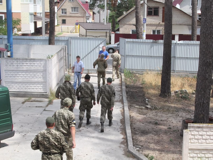 Особи у військовій формі виганяють з квартири в Ірпені родину журналіста та волонтера Петра Олара