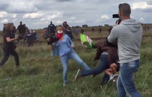 Проти телеоператорки угорського каналу, яка напала на біженця з дитиною, відкрили кримінальну справу
